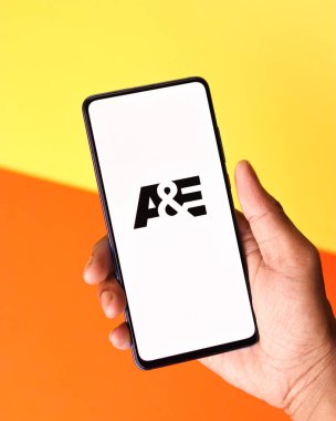 Assam, Hindistan - 21 Haziran 2021: Telefon ekranında A ve E Ağı logosu.