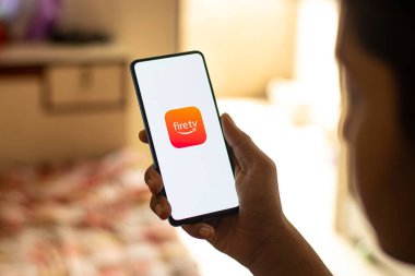 Assam, Hindistan - 21 Haziran 2021 Amazon yangın TV logosu telefon ekranı görüntüsü.