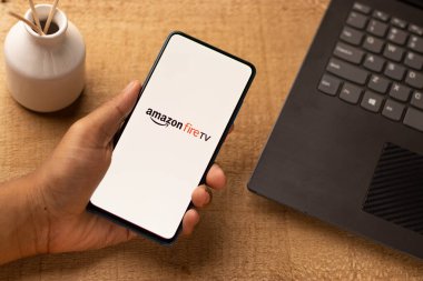 Assam, Hindistan - 21 Haziran 2021 Amazon yangın TV logosu telefon ekranı görüntüsü.