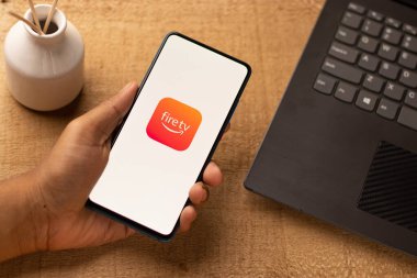 Assam, Hindistan - 21 Haziran 2021 Amazon yangın TV logosu telefon ekranı görüntüsü.