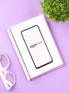 Assam, Hindistan - 21 Haziran 2021 Amazon yangın TV logosu telefon ekranı görüntüsü.