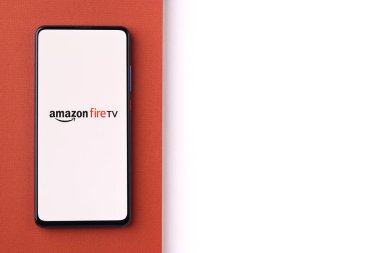 Assam, Hindistan - 21 Haziran 2021 Amazon yangın TV logosu telefon ekranı görüntüsü.