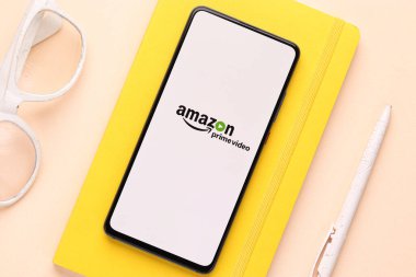 Assam, Hindistan - 27 Ağustos 2020: Telefon ekranındaki ana logo.