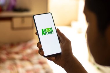 Assam, Hindistan - 21 Haziran 2021: Telefon ekranında Animal Planet logosu.