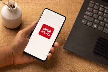 Assam, Hindistan - 21 Haziran 2021: BBC Haber logosu telefon ekranı görüntüsü.