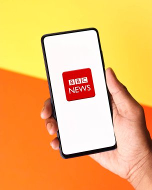 Assam, Hindistan - 21 Haziran 2021: BBC Haber logosu telefon ekranı görüntüsü.