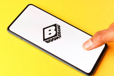 Assam, Hindistan - 21 Haziran 2021: Telefon ekranı görüntüsünde bumerang logosu.