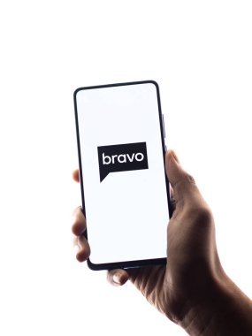 Assam, Hindistan - 21 Haziran 2021: Telefon ekranı görüntüsünde Bravo TV logosu.