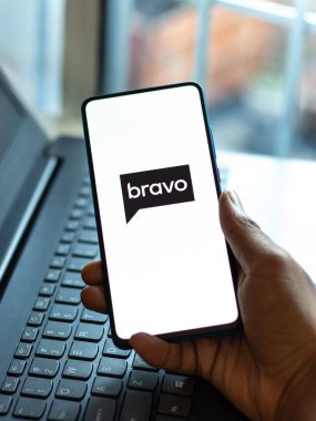 Assam, Hindistan - 21 Haziran 2021: Telefon ekranı görüntüsünde Bravo TV logosu.