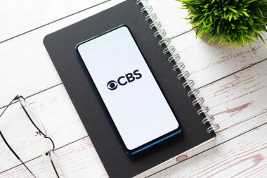 Assam, Hindistan - 21 Haziran 2021: Telefon ekranı görüntüsünde CBS TV logosu.