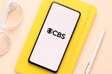 Assam, Hindistan - 21 Haziran 2021: Telefon ekranı görüntüsünde CBS TV logosu.