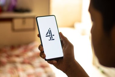 Assam, Hindistan - 21 Haziran 2021: Telefon ekranında Kanal 4 TV logosu.