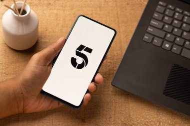 Assam, Hindistan - 21 Haziran 2021: Telefon ekranında Kanal 5 TV logosu.