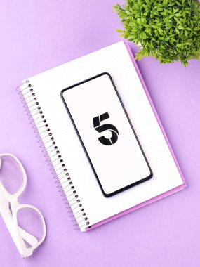 Assam, Hindistan - 21 Haziran 2021: Telefon ekranında Kanal 5 TV logosu.