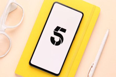 Assam, Hindistan - 21 Haziran 2021: Telefon ekranında Kanal 5 TV logosu.