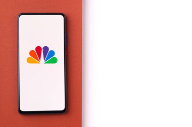 Assam, Hindistan - 21 Haziran 2021: Telefon ekranında Cnbc TV logosu.