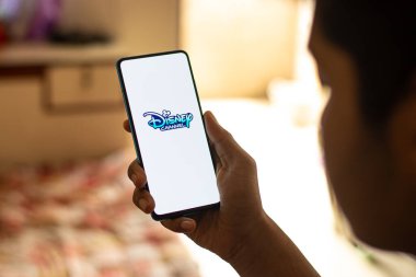 Assam, Hindistan - 21 Haziran 2021: Telefon ekranında Disney Channel logosu.
