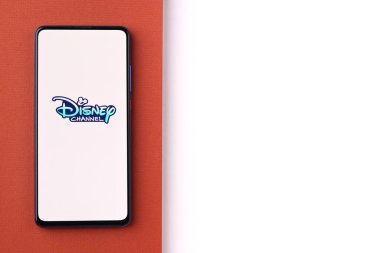 Assam, Hindistan - 21 Haziran 2021: Telefon ekranında Disney Channel logosu.