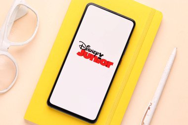 Assam, Hindistan - 21 Haziran 2021: Telefon ekranında Disney Junior logosu.