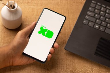 Assam, Hindistan - 21 Haziran 2021: Telefon ekranında Disney XD logosu.
