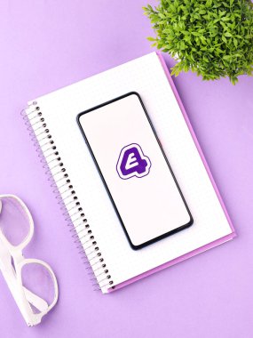 Assam, Hindistan - 21 Haziran 2021: E4 TV logosu telefon ekranı görüntüsü.