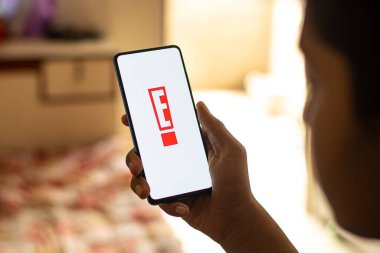 Assam, Hindistan - 21 Haziran 2021: Her şey Eğlence TV logosu telefon ekranında.