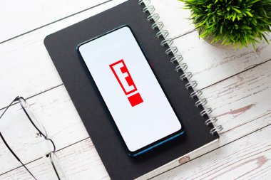 Assam, Hindistan - 21 Haziran 2021: Her şey Eğlence TV logosu telefon ekranında.