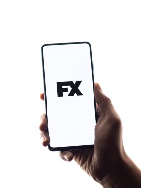 Assam, Hindistan - 21 Haziran 2021: Telefon ekranı görüntüsünde FX TV logosu.