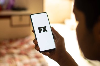 Assam, Hindistan - 21 Haziran 2021: Telefon ekranı görüntüsünde FX TV logosu.