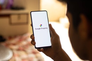 Assam, Hindistan - 21 Haziran 2021: Telefon ekranı görüntüsünde Google Alışveriş logosu.