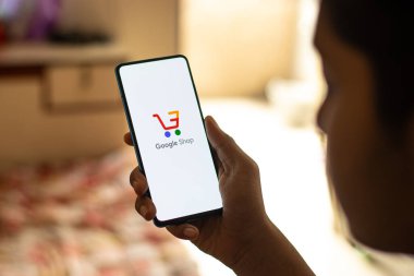 Assam, Hindistan - 21 Haziran 2021: Telefon ekranı görüntüsünde Google Alışveriş logosu.