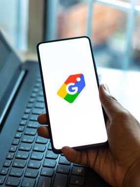 Assam, Hindistan - 21 Haziran 2021: Telefon ekranı görüntüsünde Google Alışveriş logosu.
