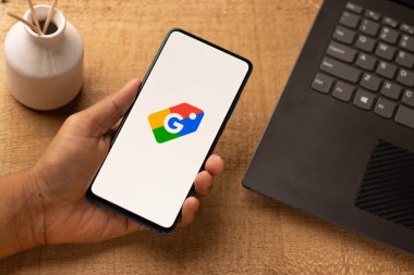 Assam, Hindistan - 21 Haziran 2021: Telefon ekranı görüntüsünde Google Alışveriş logosu.