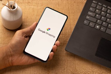 Assam, Hindistan - 21 Haziran 2021: Telefon ekranı görüntüsünde Google Alışveriş logosu.