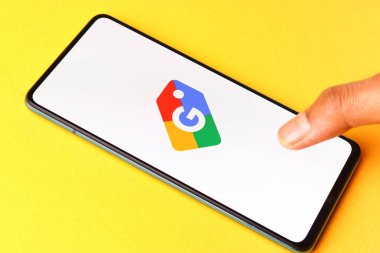 Assam, Hindistan - 21 Haziran 2021: Telefon ekranı görüntüsünde Google Alışveriş logosu.