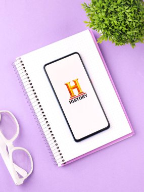 Assam, Hindistan - 21 Haziran 2021: Telefon ekranında TV18 logosu.