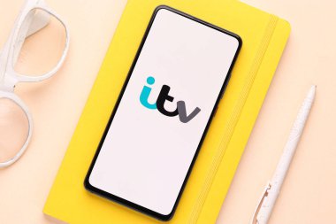 Assam, Hindistan - 21 Haziran 2021: Telefon ekranında ITV logosu.