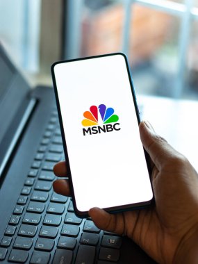 Assam, Hindistan - 21 Haziran 2021: Telefon ekranında MSNBC TV logosu.