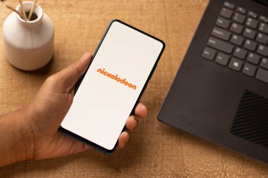 Assam, Hindistan - 21 Haziran 2021: Telefon ekranında Nickelodeon logosu.