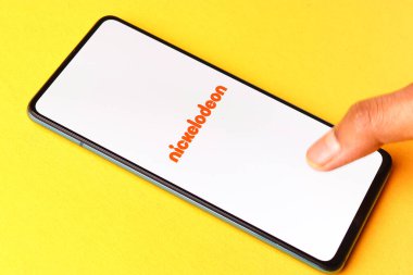Assam, Hindistan - 21 Haziran 2021: Telefon ekranında Nickelodeon logosu.