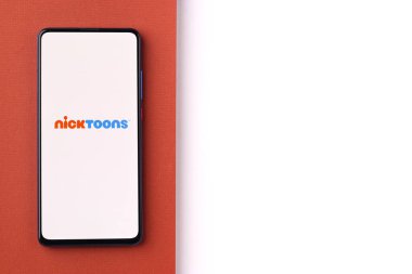 Assam, Hindistan - 21 Haziran 2021: Telefon ekranında Nicktoons logosu.