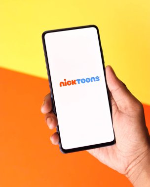 Assam, Hindistan - 21 Haziran 2021: Telefon ekranında Nicktoons logosu.
