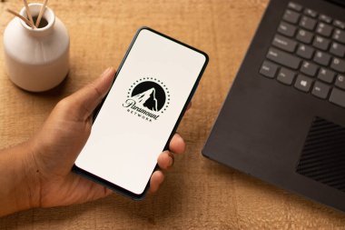 Assam, Hindistan - 21 Haziran 2021: Telefon ekranındaki Paramount Network logosu.