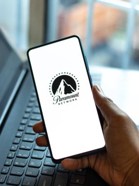 Assam, Hindistan - 21 Haziran 2021: Telefon ekranındaki Paramount Network logosu.