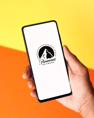 Assam, Hindistan - 21 Haziran 2021: Telefon ekranındaki Paramount Network logosu.