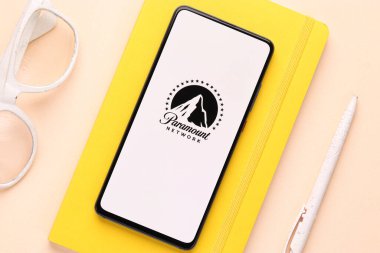 Assam, Hindistan - 21 Haziran 2021: Telefon ekranındaki Paramount Network logosu.