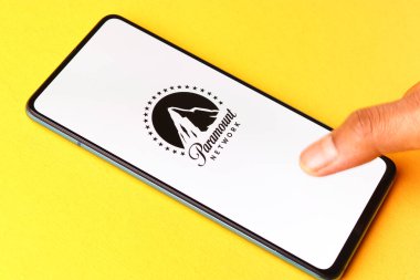 Assam, Hindistan - 21 Haziran 2021: Telefon ekranındaki Paramount Network logosu.