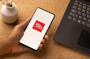 Assam, Hindistan - 26 Haziran 2021: Telefon ekranında Rajya Sabha TV logosu.