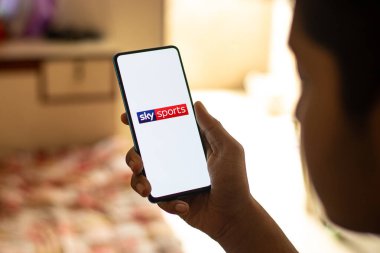 Assam, Hindistan - 21 Haziran 2021: Telefon ekranında Sky Sports TV logosu.
