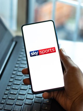 Assam, Hindistan - 21 Haziran 2021: Telefon ekranında Sky Sports TV logosu.